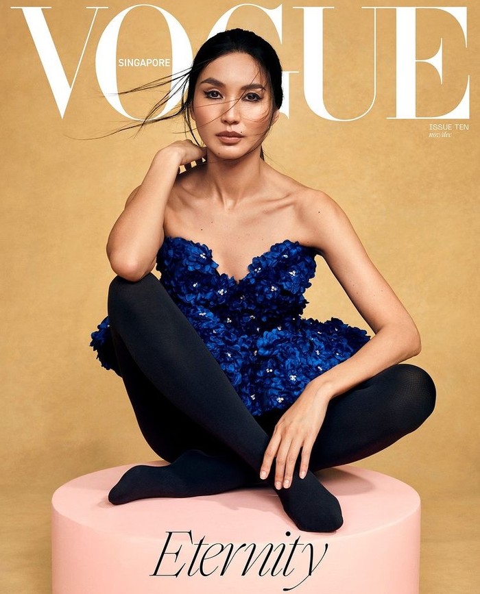 Gemma bergaya untuk pemotretan cover majalah dengan mengenakan atasan bermotif bunga biru rancangan Sohee Park, seorang desainer kelahiran Korea Selatan yang merupakan sosok di balik label fashion basis London, Miss Sohee./Foto: Instagram.com/voguesingapore
