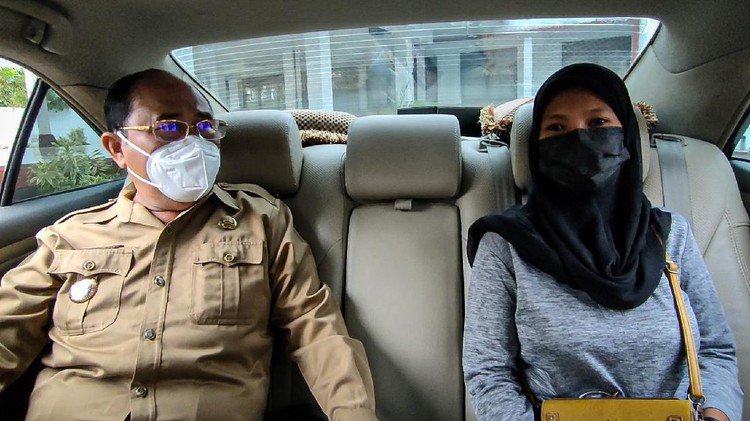 Laila Umi Karimah saat menaiki mobil dinas bupati Kulon Progo mengelilingi Alun-alun Wates, Selasa (9/11/2021).