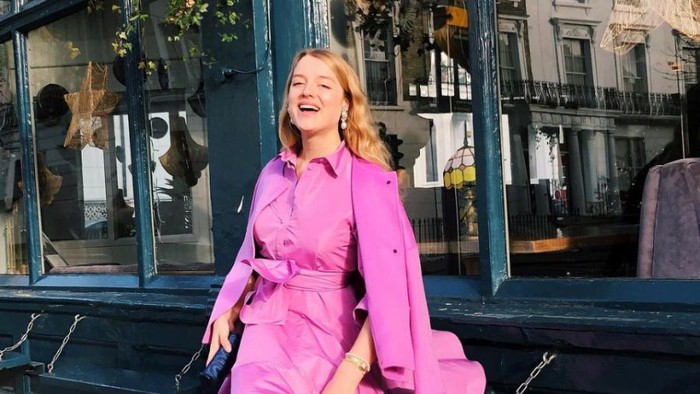 Inspirasi Tampil Feminin ala Flora Ogilvy Bangsawan Keluarga Kerajaan Inggris yang Memilih Jadi Kurator Seni