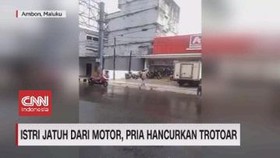VIDEO: Istri Jatuh dari Motor, Pria Hancurkan Trotoar