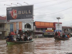 2 Pekan Banjir di Sintang Belum Surut, Warga Aktivitas Naik Sampan