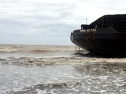 Kapal Tongkang Pengangkut Batu Bara Terdampar di Pantai Laba Pandeglang