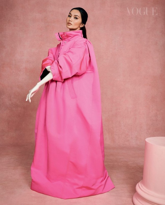 Kembali mengenakan koleksi dari Balenciaga, pemeran Sersi dalam film Eternals ini mengenakan mantel panjang berwarna merah muda yang menutupi seluruh tubuhnya dari leher hingga kaki./Foto: Instagram.com/voguesingapore