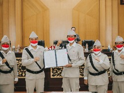 Kompak Pakai Baju Pejuang, DPRD-Pemkot Surabaya Sahkan APBD 2021
