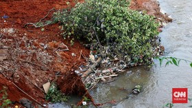 FOTO: Mendekati Titik Longsor di Pasir Putih Depok