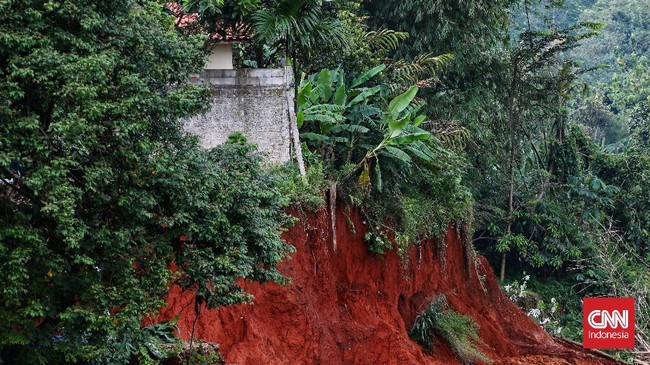 Siti Nyoman (42), seorang ibu rumah tangga tewas, sementara anaknya Dede Rayan Ardika (7) mengalami luka berat akibat longsor yang menimpa rumah mereka.