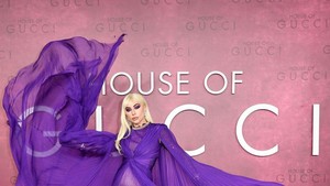 Lady Gaga Tampil Glamor dan Dramatis di Premiere Film 'House of Gucci' di London!