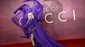 FOTO: Kibasan Gaun Ungu Lady Gaga di House of Gucci