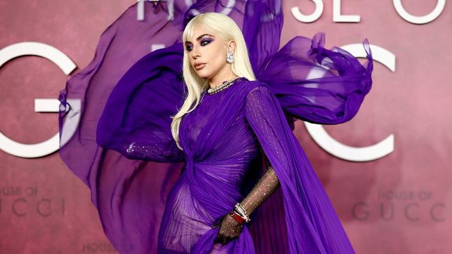 Bukan Lady Gaga kalau tak tampil spektakuler dalam setiap aksinya. Dalam premiere House of Gucci, Gaga tampil dengan gaun ungu yang melambai.