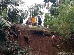 Makam di Bandung Tergerus Longsor, Kain Kafan Menyembul dari Tanah
