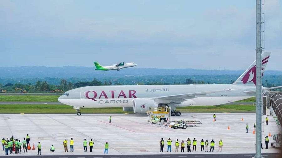 Pesawat maskapai Qatar Airways tiba dengan logistik untuk event WSBK di Mandalika, Lombok.