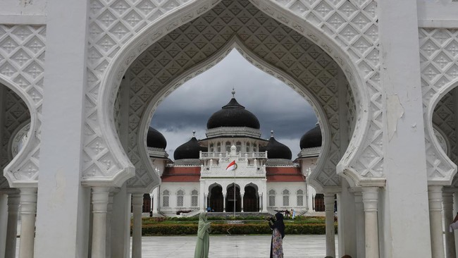 DPR Aceh bakal merevisi Qanun tentang Lembaga Keuangan Syariah agar bank konvensional bisa beraksi lagi buntuk kacau dan lamahnya layanan bank syariah.