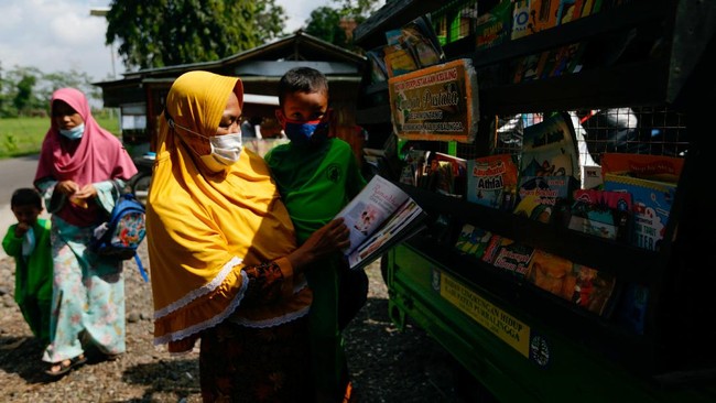 FOTO: Dapat Ilmu dan Lingkungan Bersih Lewat Perpustakaan Sampah