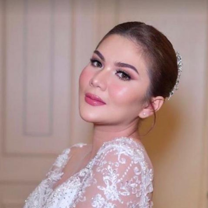 <p>Sementara Farina tampak anggun mengenakan kebaya bernuansa putih di hari sakral mereka. (Foto: Instagram Stories Miller Khan)</p>