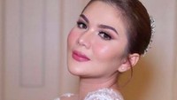 <p>Sementara Farina tampak anggun mengenakan kebaya bernuansa putih di hari sakral mereka. (Foto: Instagram Stories Miller Khan)</p>