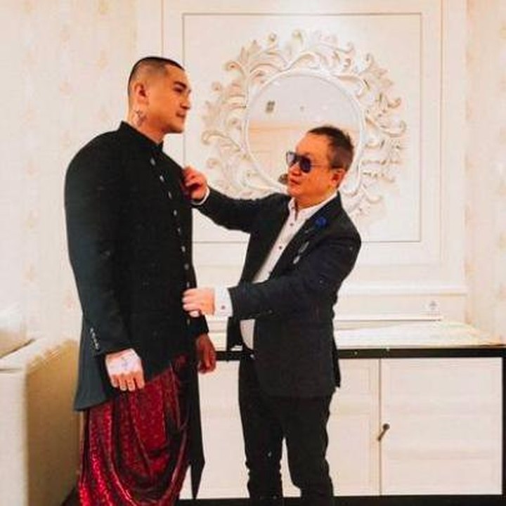 <p>Dalam foto yang diunggah di Instagram Story, Miller yang memiliki darah Malaysia memilih mengenakan baju kurung pria Melayu. (Foto: Instagram Stories Miller Khan)</p>