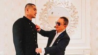 <p>Dalam foto yang diunggah di Instagram Story, Miller yang memiliki darah Malaysia memilih mengenakan baju kurung pria Melayu. (Foto: Instagram Stories Miller Khan)</p>