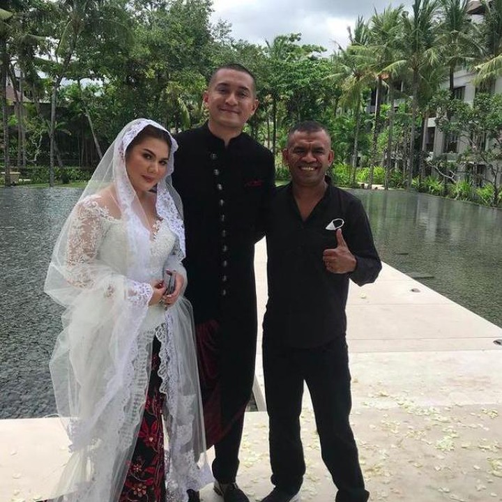 <p>Miller Khan dan Farina Rebecca menikah pada Rabu (10/11/2021) di sebuah resor bintang lima, di Bali. (Foto: Instagram @ariez_rumble)</p>