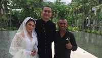 <p>Miller Khan dan Farina Rebecca menikah pada Rabu (10/11/2021) di sebuah resor bintang lima, di Bali. (Foto: Instagram @ariez_rumble)</p>