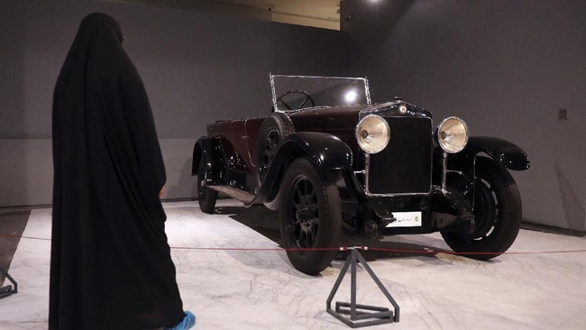 FOTO: Koleksi Mobil Raja di Museum Otomotif Iran