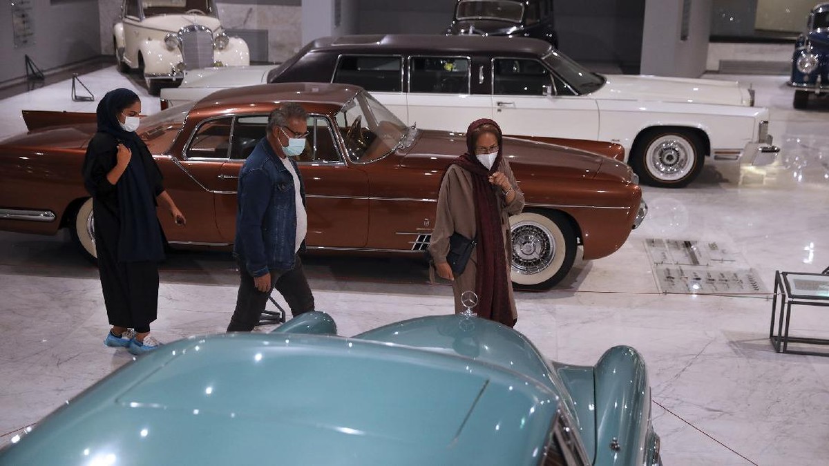 FOTO: Koleksi Mobil Raja di Museum Otomotif Iran