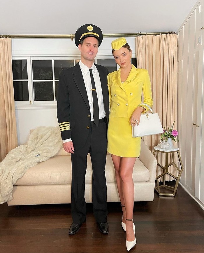 Model asal Australia, Miranda Kerr dan suami tampak berpose mengenakan kostum pramugari dan pilot. Tampil stunning, Miranda mengenakan tas Capucines BB seharga 5650 USD atau sekitar Rp80,5 juta. /Foto: Instagram.com/mirandakerr