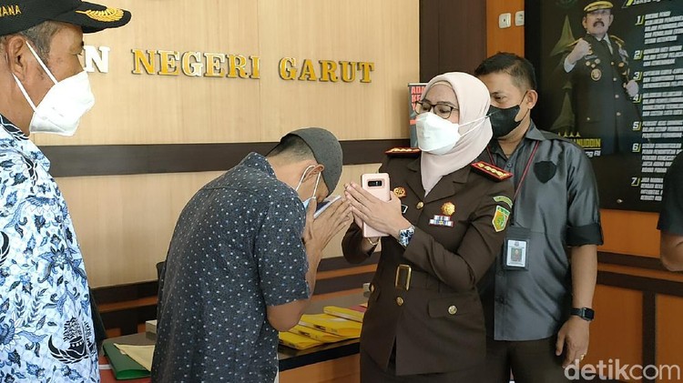 Momen Haru Saat Ayah Pencuri HP Demi Anak Dibebaskan Jaksa
