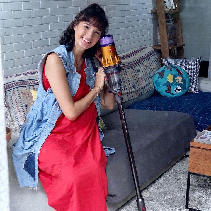 <p>Di kehamilan pertama ini, Nadine memotong pendek rambutnya. Ia juga kerap rampil dengan pakaian penuh warna cerah. (Foto: Instagram @nadinelist)</p>