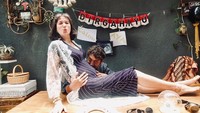 <p>Pada 10 September 2021 lalu, Nadine Chandrawinata dengan bahagia mengumumkan kehamilan anak pertamanya pada hari ulang tahun sang suami. Ia dan Dimas Anggara merayakannya secara sederhana di rumah dengan memakai dekorasi bekas acara 17 Agustus. (Foto: Instagram @nadinelist)</p>
