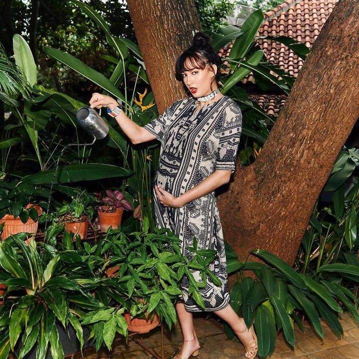 <p>Meski sedang berbadan dua, Nadine tetap tampil modis lho. Ia enggak mau melewatkan kesempatan ini untuk tampil stylish dan kece. (Foto: Instagram @nadinelist)</p>