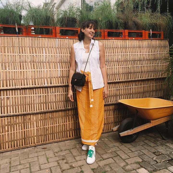 <p>Penampilan modis Nadine seama hamil banyak menuai pujian dari netizen lho, Bunda. Banyak yang bilang Nadine makin glowing dan cantik. (Foto: Instagram @nadinelist)</p>