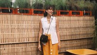 <p>Hamil anak pertama, Nadine tetep tampil modis lho. Wanita 37 tahun ini kerap terlihat mengenakan pakaian berwarna cerah. (Foto: Instagram @nadinelist)</p>