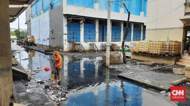 Selama kurang lebih satu minggu warga di Muara Baru, Jakarta Utara, berjibaku dengan banjir rob yang mengeluarkan aroma busuk.