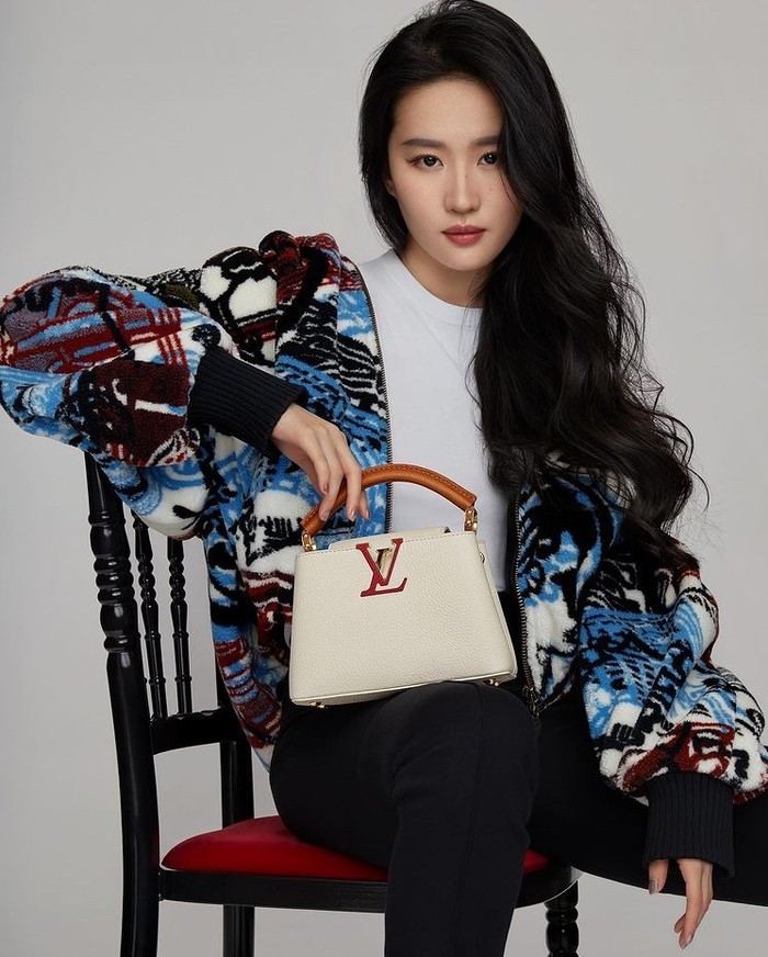 Pemeran Mulan dalam film live-action Mulan dari Disney, Liu Yifei berpose duduk dengan memangku tas Capucines mini seharga 4850 USD atau sekitar Rp69 juta. /Foto: Instagram.com/yifei_cc