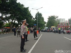 Hari Pahlawan, Pengendara Melintas TMP Kalibata Mengheningkan Cipta 60 Detik