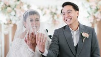 <p>Regina dan Lucky resmi menikah pada 31 Januari 2021, Bunda. Pesta dan pemberkatan pernikahan dilakukan secara virtual dengan membatasi undangan yang hadir. (Foto; Instagram @ivanova.regina)</p>