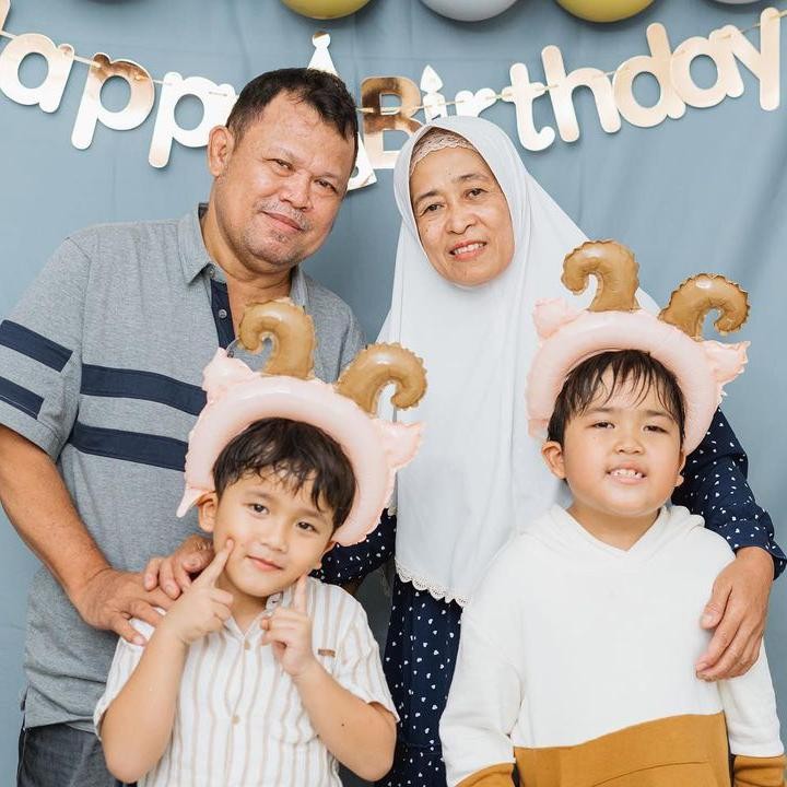 <p>Orang tuanya pun ikut hadir merayakan ulang tahun Bian, anak Ririe dan Ayus. Keluarga mereka tak canggung bertemu Ayus, meski sudah tak ada hubungan pernikahan lagi di antara Ayus dan Ririe. (Foto: Instagram @ririe_fairus)</p>