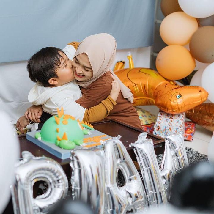 <p>Ririe dan Ayus pun nampak masih kompak berbagi peran membagi perhatian pada kedua anaknya. Banyak yang memuji Ririe karena sudah memafkan kesalahan sang mantan suami. (Foto: Instagram @ririe_fairus)</p>