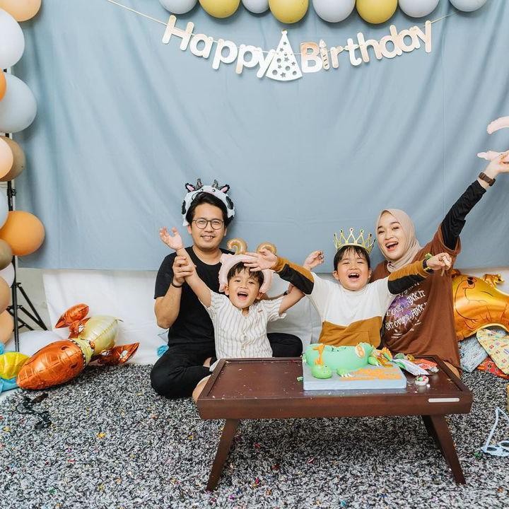 <p>Setelah bercerai pada Maret 2021 lalu, keduanya beberapa kali terlihat bertemua. Melihat hal itu, banyak yang kemudian mendoakan agar Ayus dan Ririe rujuk lagi sebagai suami dan istri. (Foto: Instagram @ririe_fairus)</p>