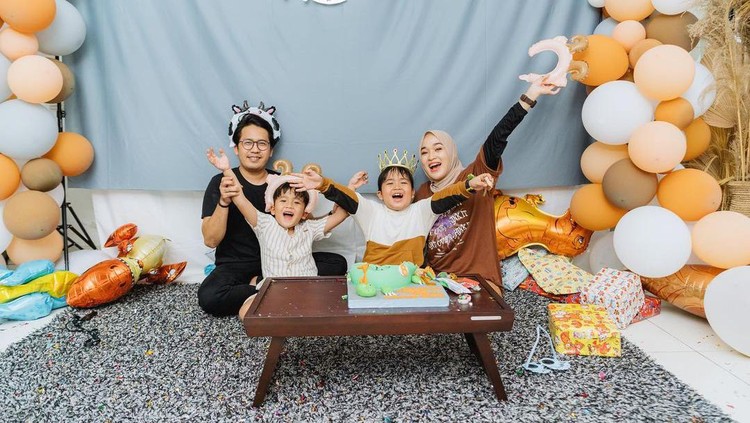 Ririe Fairus dan Ayus Sabyan rayakan ultah anak bersama Ririe Fairus dan Ayus Sabyan rayakan ultah anak bersama