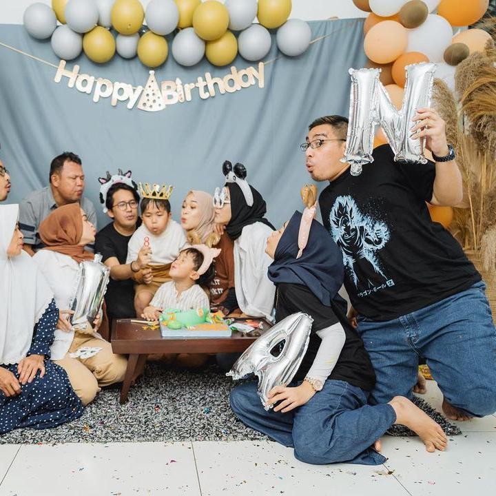 <p>Belum lama ini, Ririe Fairus dan Ayus Sabyan tampak berkumpul, Bunda. Meski telah bercerai, mereka memilih tetap menjaga silaturahmi demi anak. (Foto: Instagram @ririe_fairus)</p>
