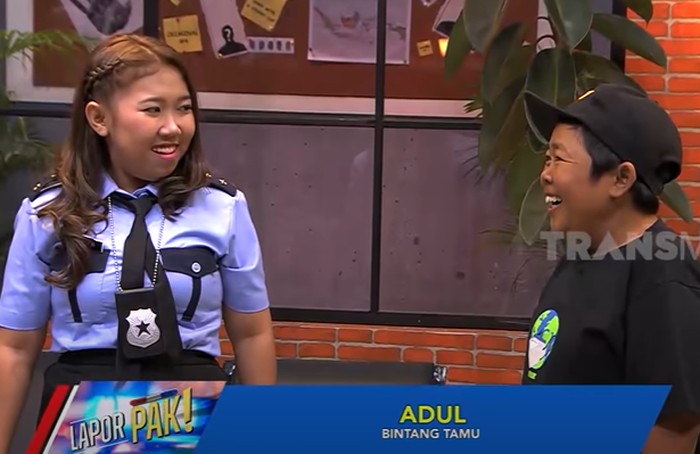 Sama-sama komedian, Kiky Saputri dan Adul menarik perhatian netizen saat mereka sedang bermain di satu program TV yang sama. Banyak yang mengatakan paras mereka terlihat sangat mirip. (Foto: youtube/TRANS7 OFFICIAL)
