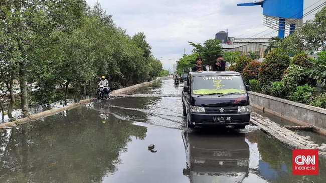 Banjir rob di kawasan Pelabuhan Perikanan Muara Baru, Jakarta Utara yang sempat surut kembali naik pada Rabu (10/11) siang.