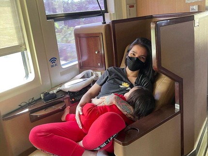 Sheila Marcia Menyusui Anak di Kereta Saat Berangkat Kerja, Banjir Pujian Bun