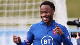 Raheem Sterling, Rekrutan Pertama Chelsea Era Boehly