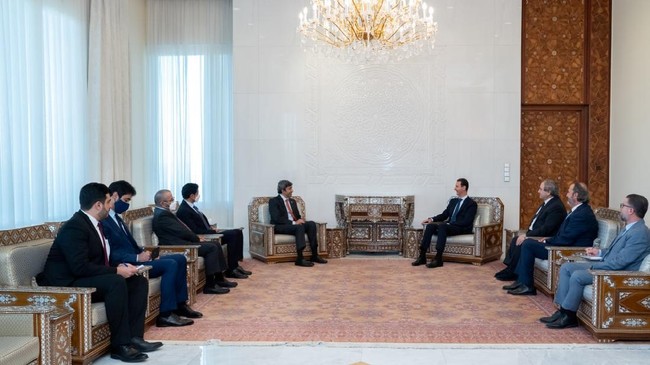 Menteri luar negeri Uni Emirat Arab menemui Presiden Suriah Bashar al-Assad di Damaskus pada Selasa (9/11), kunjungan pertama sejak perang Suriah 10 tahun lalu.