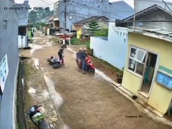 Terekam CCTV, Jambret HP di Bekasi Tabrak Satpam Hingga Terkapar