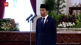 VIDEO: Jokowi Beri Bintang Jasa Ke Nakes Yang Wafat Tangani Covid-19