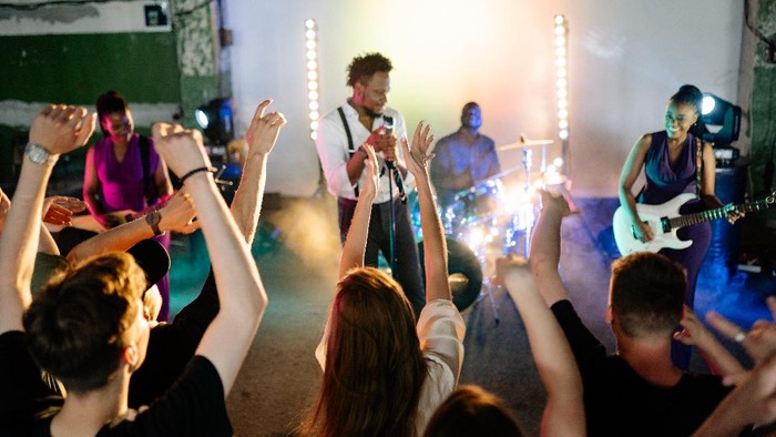 Konser Travis Scott Memakan Korban! Lantas Bagaimana Cara Menikmati Konser Offline yang Aman?