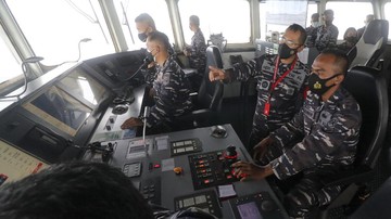 TNI AL Kerahkan Kapal Perang Selamatkan 4 Nelayan yang Terapung 3 Hari